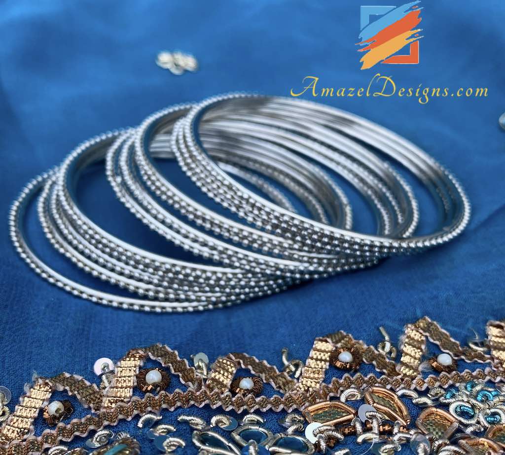 Set di braccialetti in metallo argentato