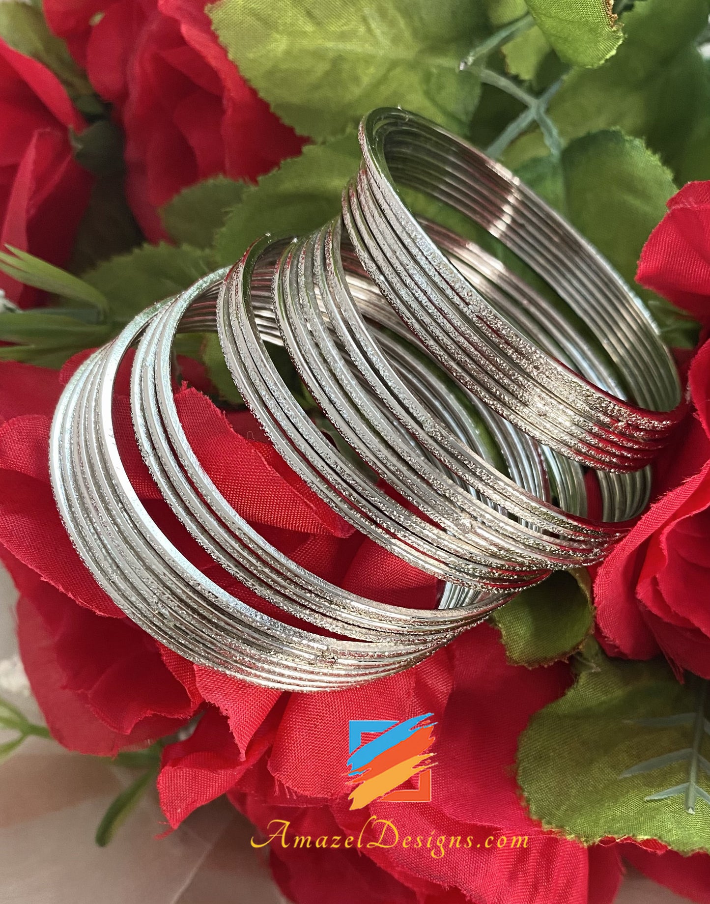 Set di braccialetti in metallo argentato