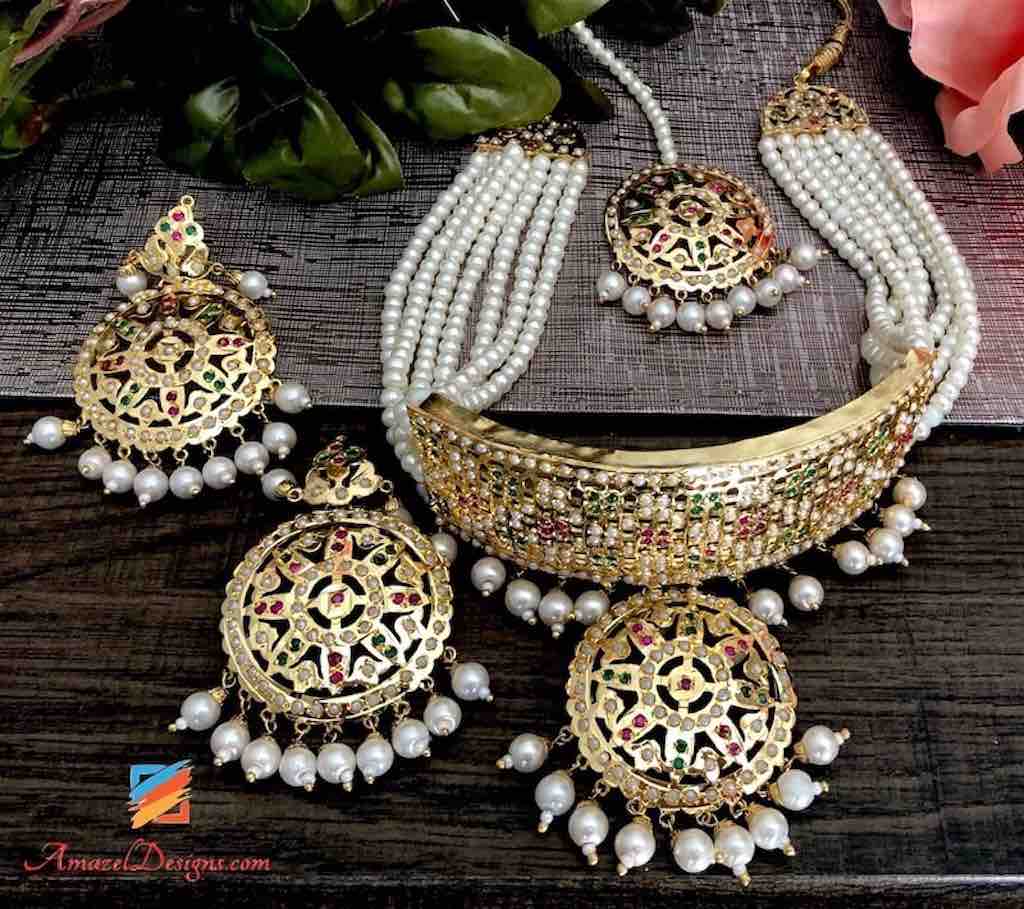Elegante set di ciondoli girocollo con rubino smeraldo dorato e bianco Jadau Mala