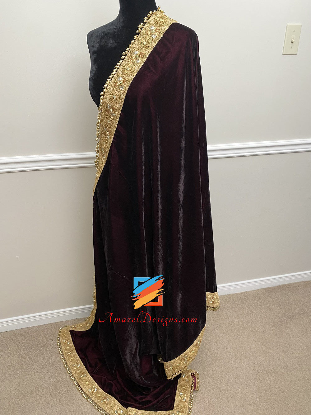 Pizzo Dabka Tilla Kundan in velluto marrone vino con perle dorate pendenti sui lati