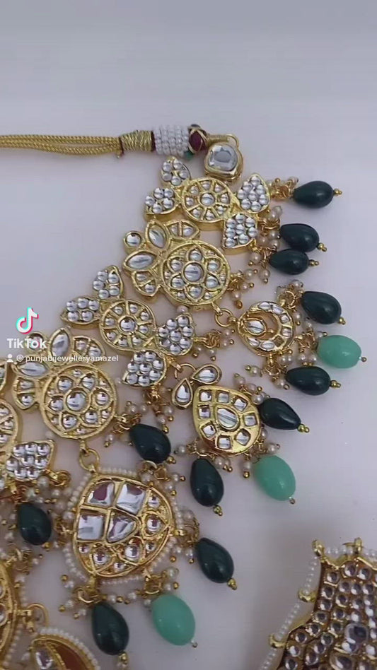 Smaragdgrüner goldener Kundan-Anhänger, Halskette, Ohrringe, Tikka-Set 
