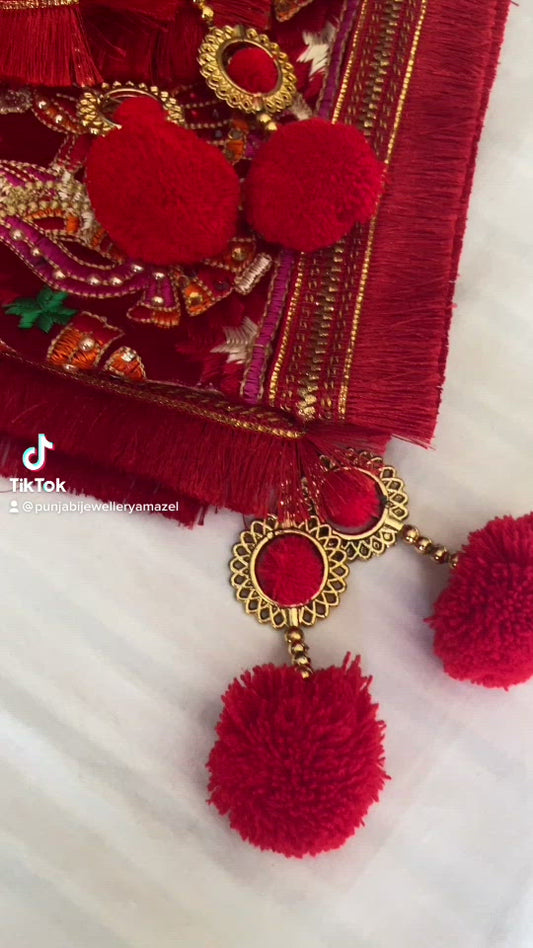 Mutyara Velvet Fulkari Red Four Side Heavy Work con Latkan