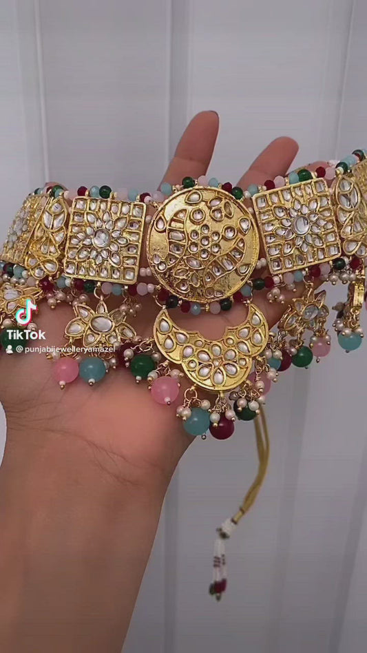 Mehrfarbiger Kundan-Halsband mit Ohrringen im Tikka-Set 