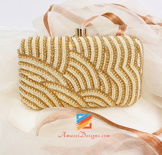 Allover-Clutch mit goldenen und weißen Perlen 