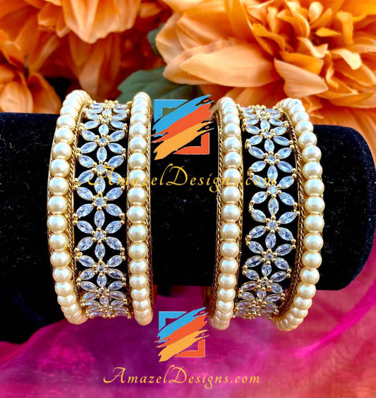 American Diamond AD Kada Armreifen-Set mit cremefarbenen Perlen 