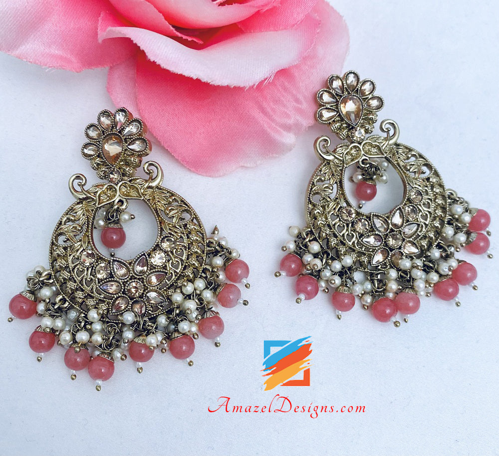Wunderschönes Ohrring-Tikka-Set mit rosa Perlen
