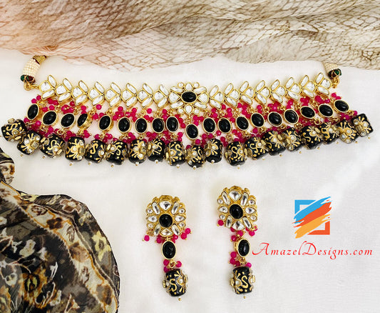 Schwarzes Kundan Tumble Moti Choker-Halsketten-Ohrring-Set 