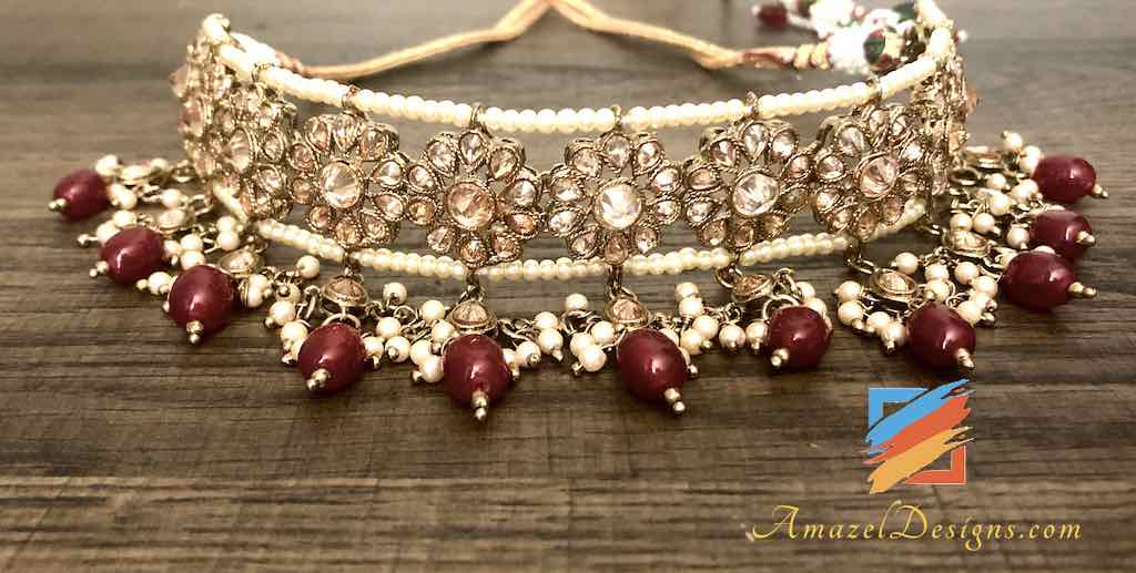 Champagnerfarbener, mattgoldener Halsband mit kastanienbraunen Perlen und Jhumkas-Ohrringen im Tikka-Set 