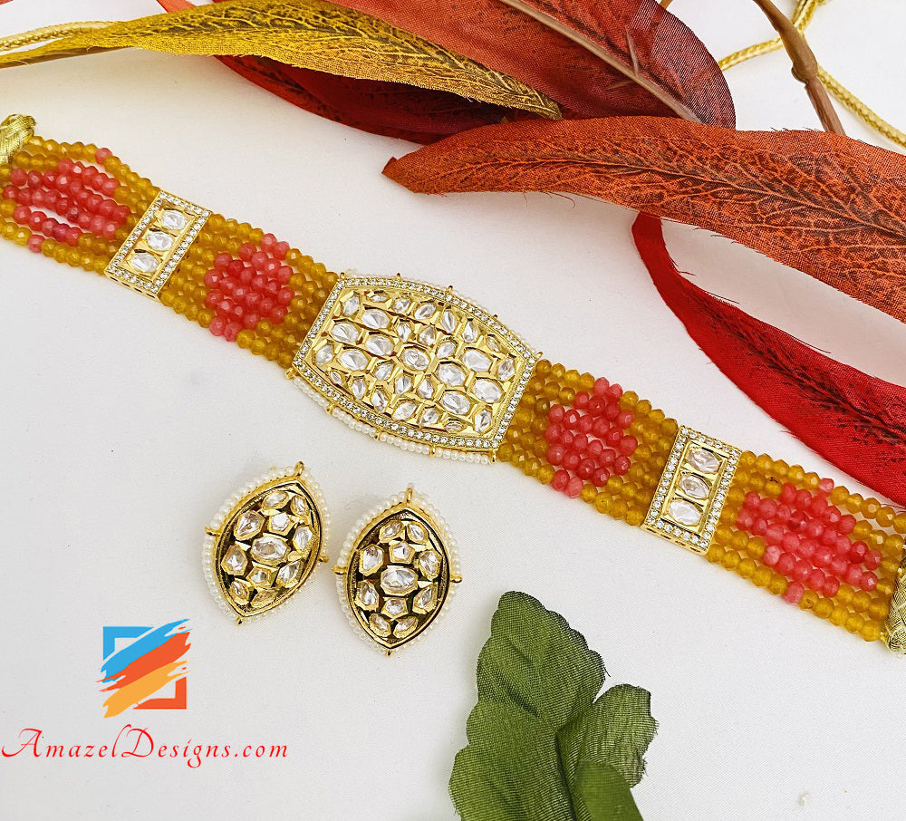 Hochwertiges goldenes Kundan-Set mit Halskette und Ohrsteckern 
