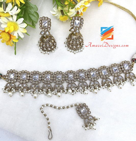 Klare Polki-Choker-Halskette, Jhumki-Ohrringe, Tikka-Set