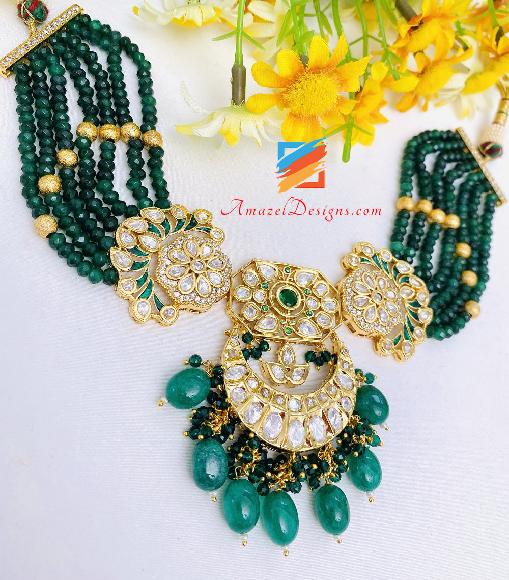 Hochwertiges Set mit smaragdgrünen Halsketten- und Ohrsteckern 
