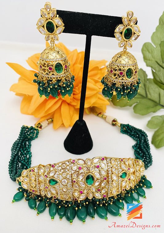 Smaragdgrünes Statement Hochwertiges Kundan-Choker-Halsketten-Jhumki-Set 