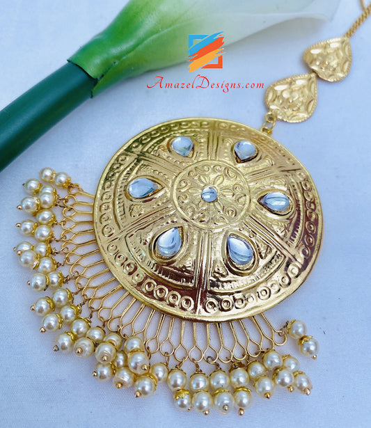 Extrem leichtes goldenes Kundan-Übergroßes Jhumka- und Tikka-Set 