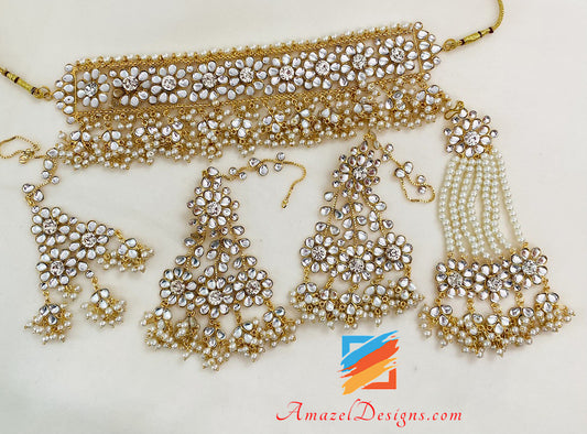 Extrem leichtes Tikka Jhoomer-Set mit goldenen Kundan-Kristall-Choker-Ohrringen 