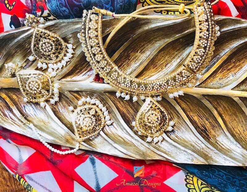 Elegante set di orecchini Tikka con collana con ciondolo Jadau dorato