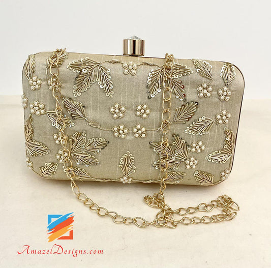 Goldene Clutch. Auf beiden Seiten Dabka-Sippi-Perlen