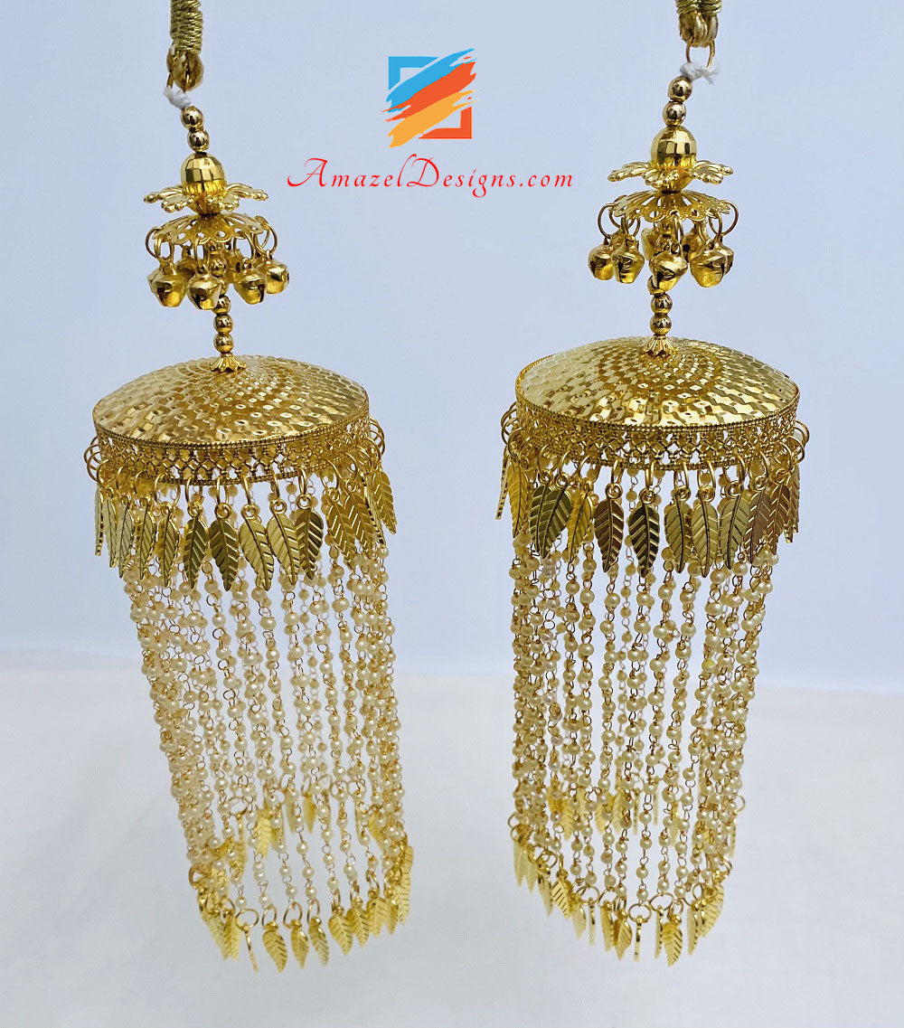 Goldenes Kaleere mit hängenden winzigen Perlen und Patiyaan 