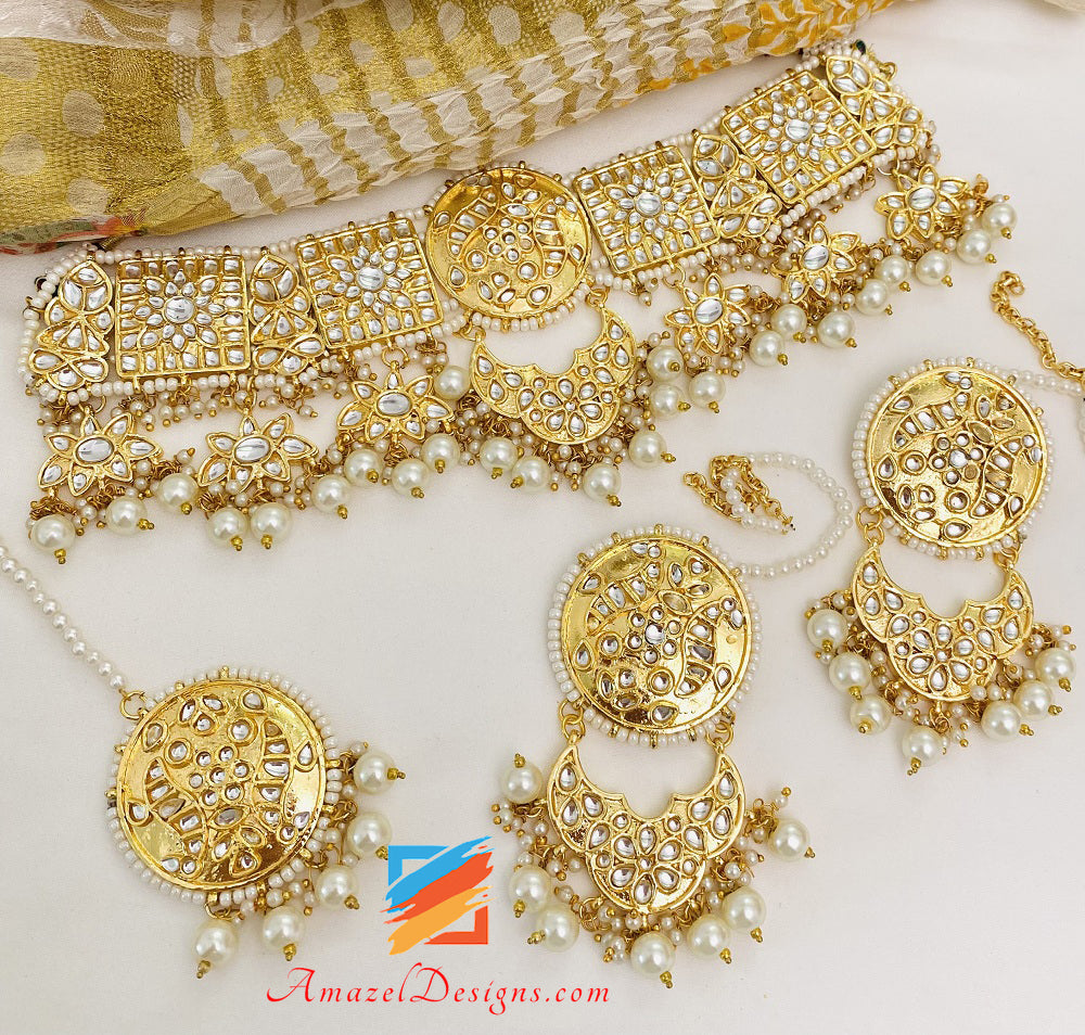 Goldener Kundan-Halsband mit Ohrringen im Tikka-Set 