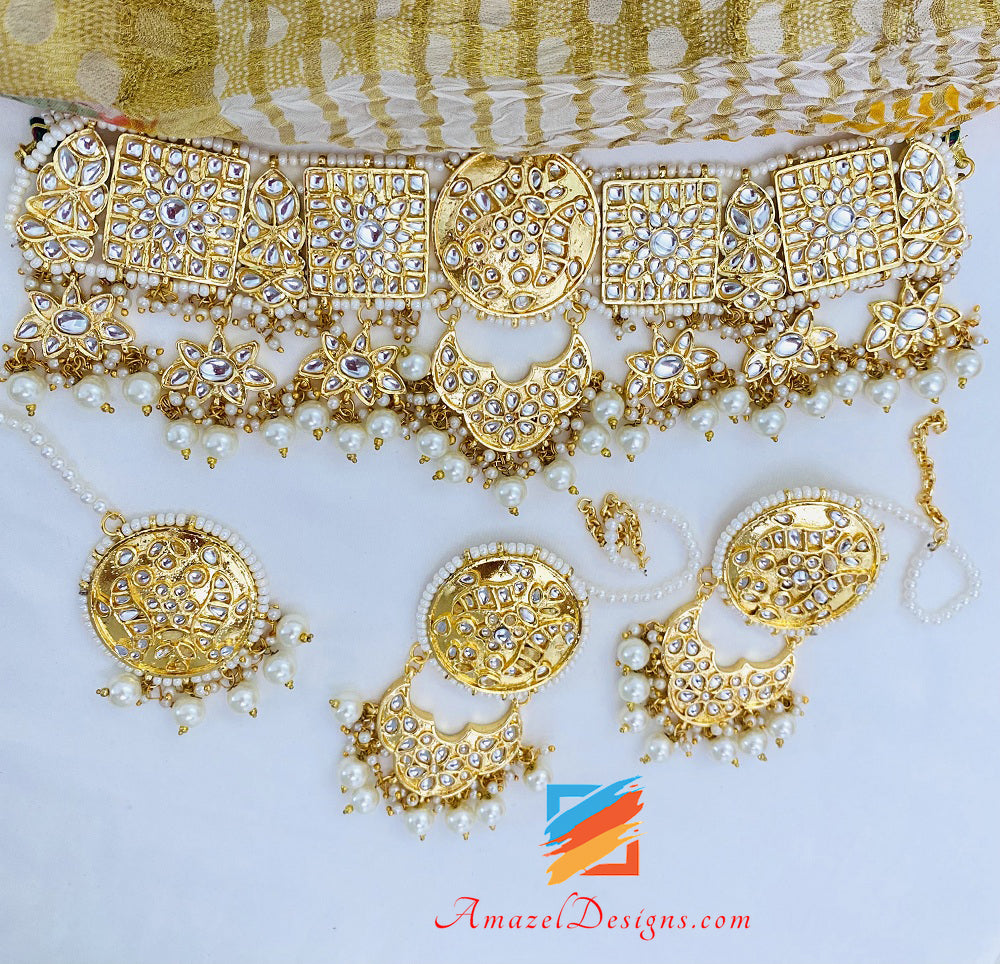 Goldener Kundan-Halsband mit Ohrringen im Tikka-Set 