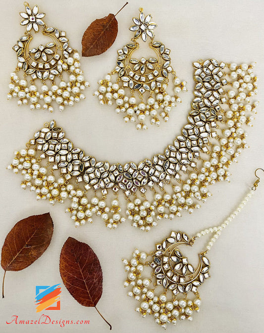 Goldene Kundan-Halskette, leichte Ohrringe, Tikka-Set
