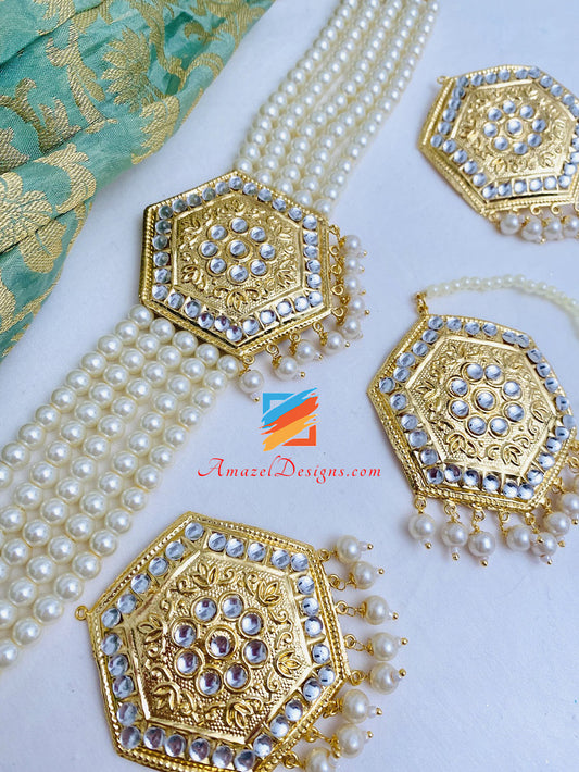 Goldenes, leichtes Kundan-Choker-Halsketten-Ohrstecker-Tikka-Set 