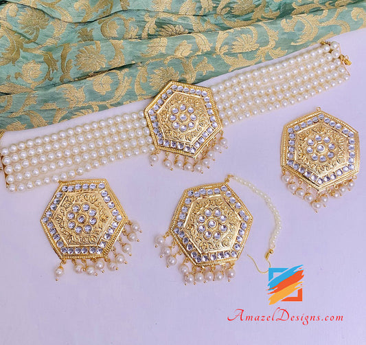 Goldenes, leichtes Kundan-Choker-Halsketten-Ohrstecker-Tikka-Set 