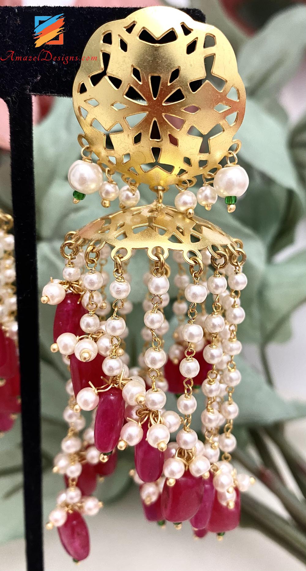 Goldene, leichte Kronleuchter-Ohrringe, pink-magentafarbene Perlen