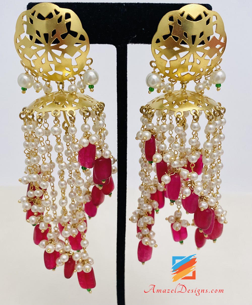 Goldene, leichte Kronleuchter-Ohrringe, pink-magentafarbene Perlen