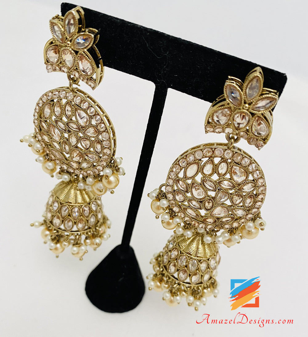 Goldene lange Ohrringe mit Jhumki und Perlen