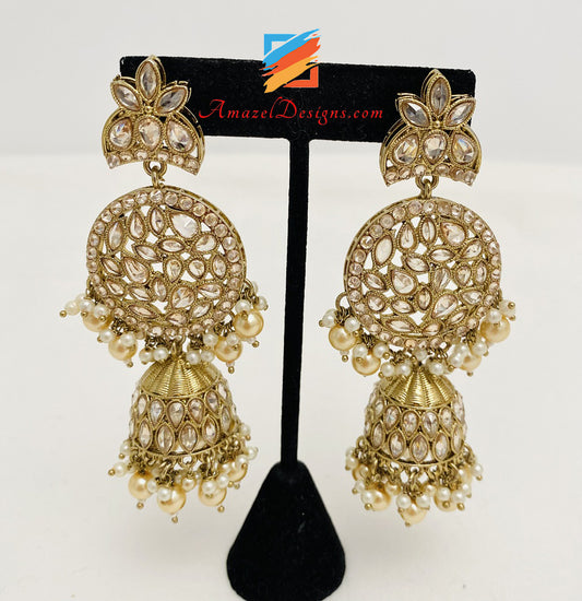 Goldene lange Ohrringe mit Jhumki und Perlen