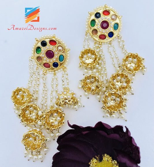 Goldene mehrfarbige Ohrringe mit hängenden Jhumkis