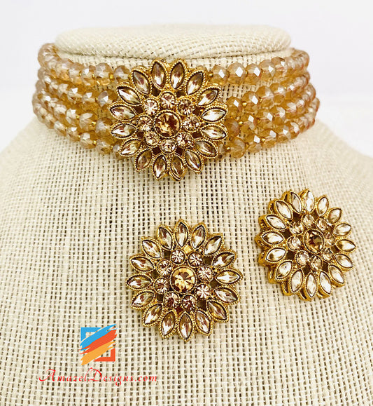Set aus leichtem, flexiblem Halsband und Ohrsteckern mit goldglänzenden Perlen 