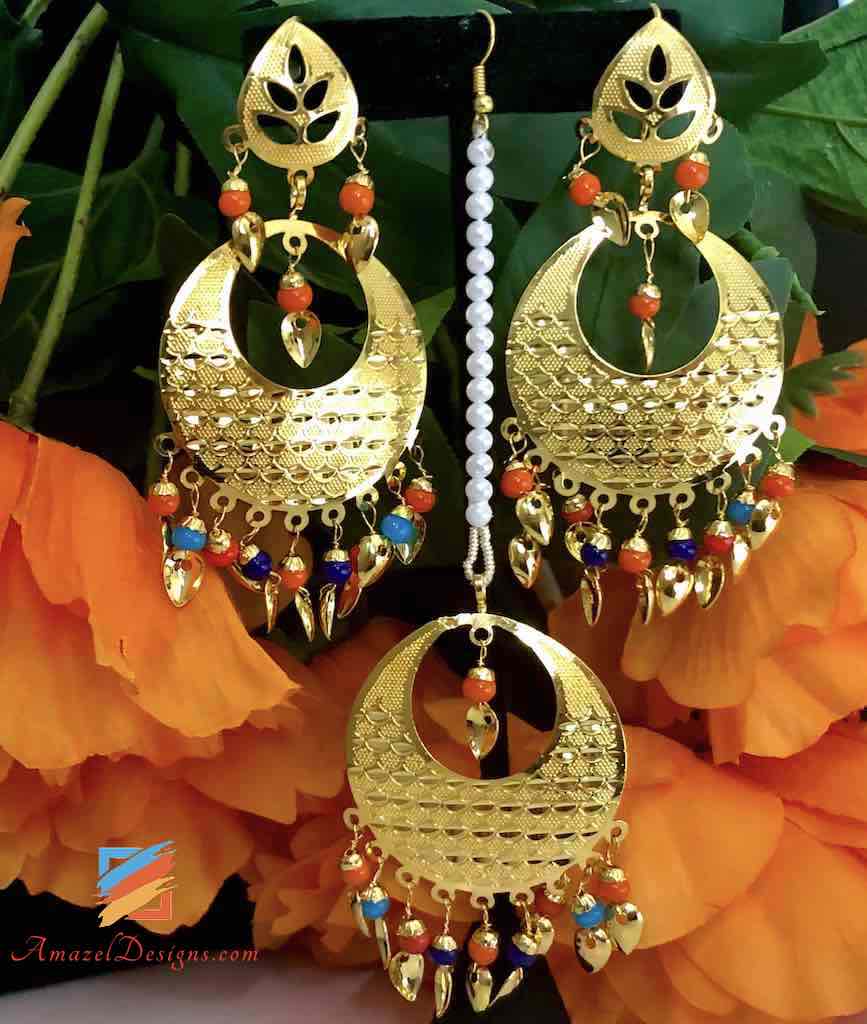 Goldene traditionelle mehrfarbige Pipal Patti Ohrringe Tikka Set