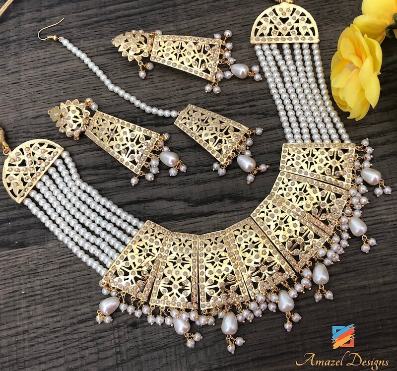 Majestätisches goldenes Panjabi Jadau-Ohrring-Tikka-Halsketten-Set mit weißen Perlen
