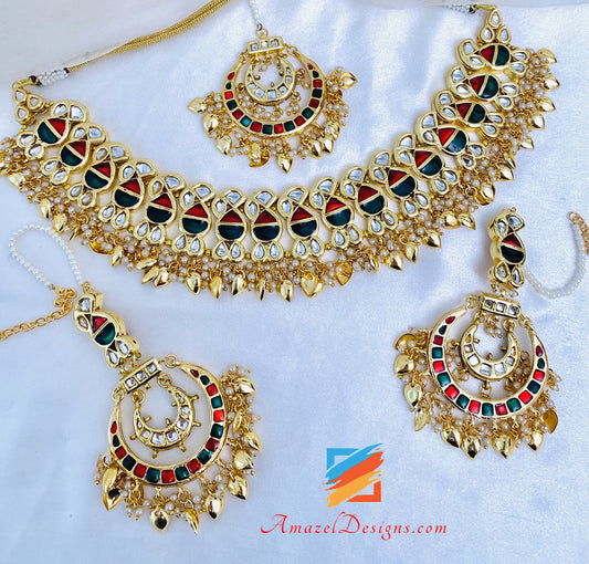 Goldene mehrfarbige Kundan Pippal Patti Halskette Ohrringe Tikka Set 