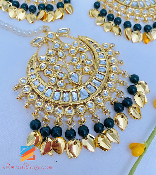 Set Tikka di orecchini oversize Kundan dorati verde smeraldo 