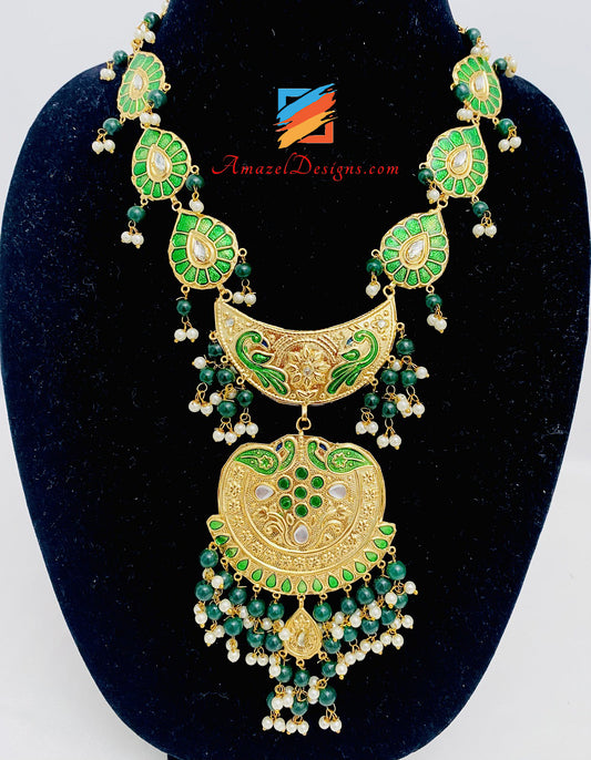 Verde (smeraldo) Morni Kundan Meenakari Set Tikka di orecchini a pelo lungo estremamente leggeri 