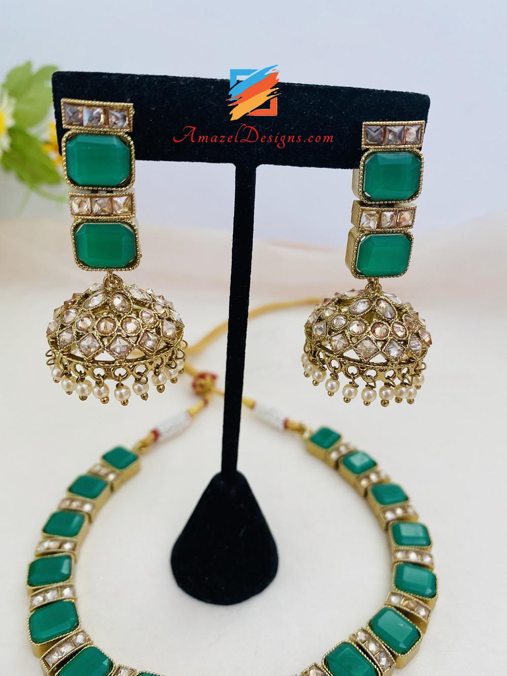 Grünes „Smaragd“-Monalisa-Halsketten-Jhumki-Tikka-Set 