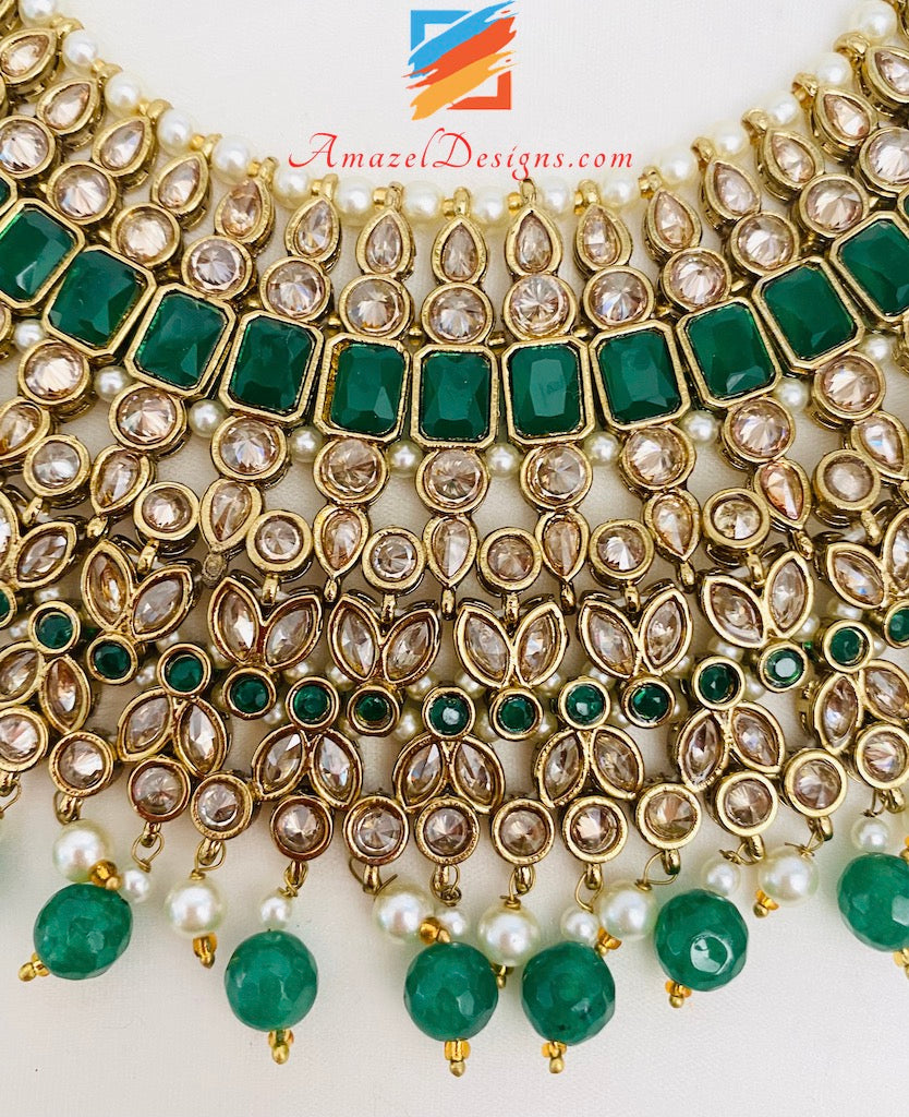Grüne (Smaragd) Polki Halskette, Choker Ohrringe, Tikka Nath und Passa Set 