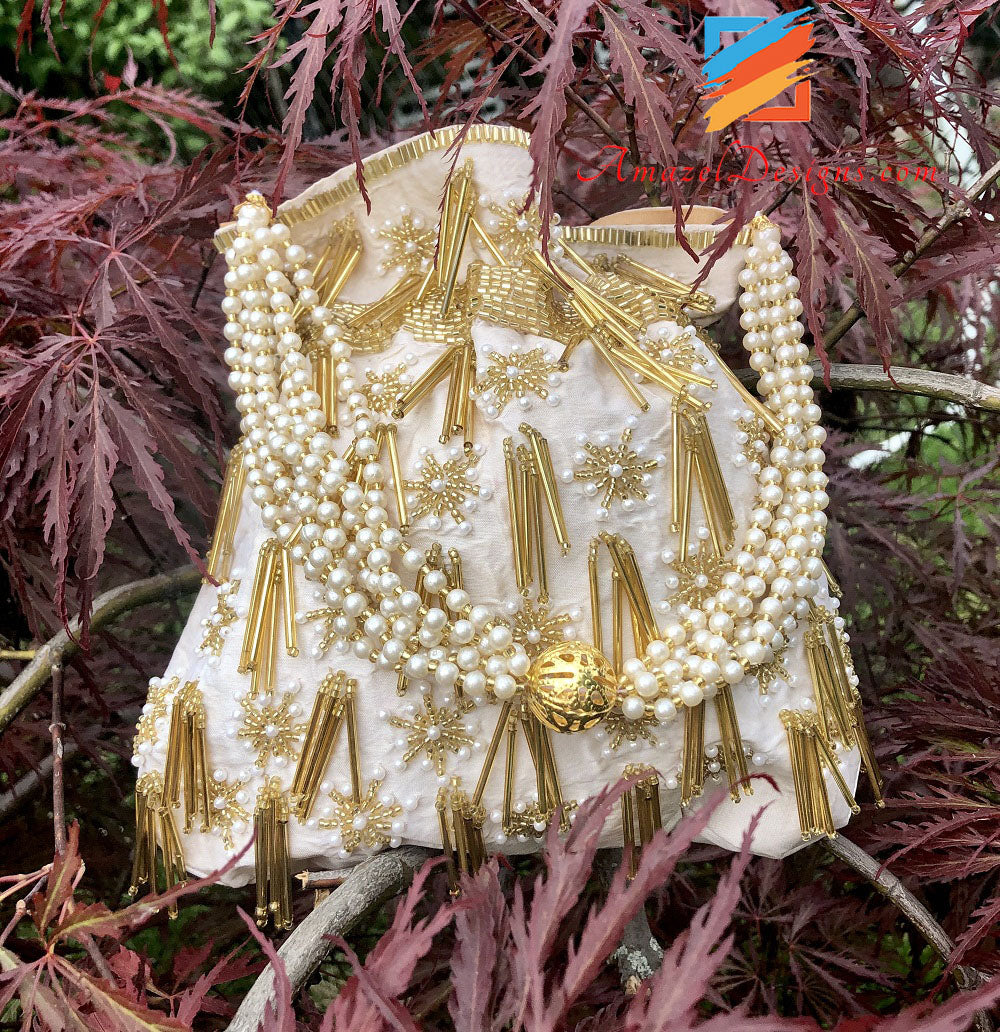 Helles Potli mit goldenen Glasrohren und weißgoldenen Perlen