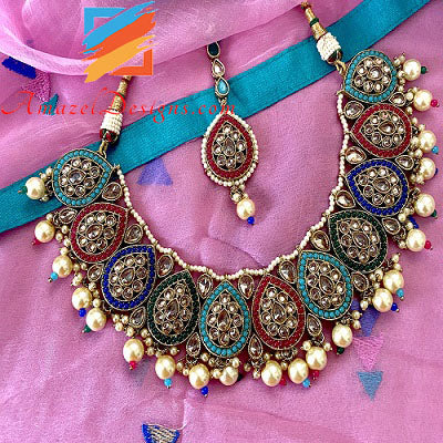 Mehrfarbige Polki-Halskette mit Jhumki-Tikka-Set 