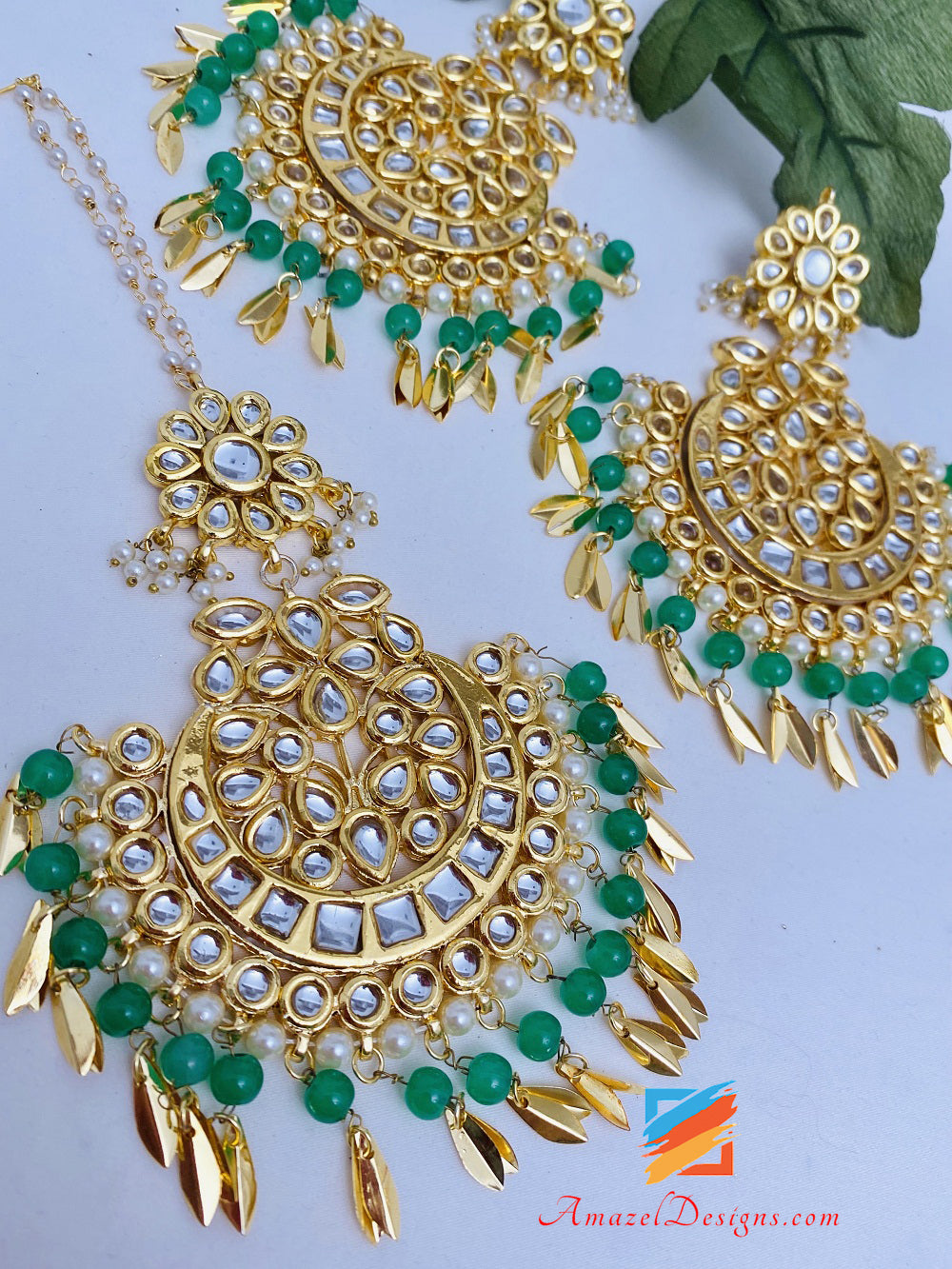 Kundan Pippal Patti Übergroßes Tikka-Set mit grünen Perlen