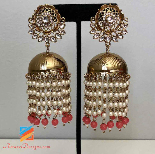 Jhumka leggero con perline bianche e rosa pendenti