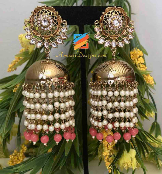 Jhumka leggero con perline bianche e rosa pendenti