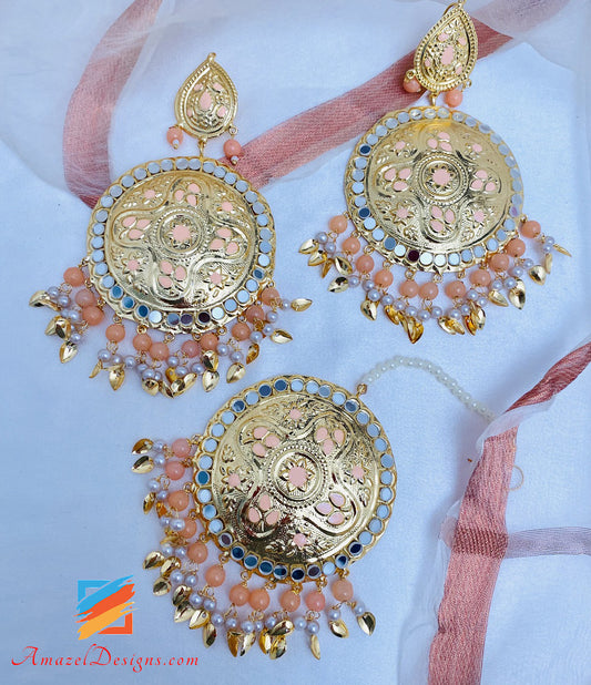 Leichtes Tikka-Set mit übergroßen Ohrringen aus Sheesha-Pfirsich-Pipal-Patti 