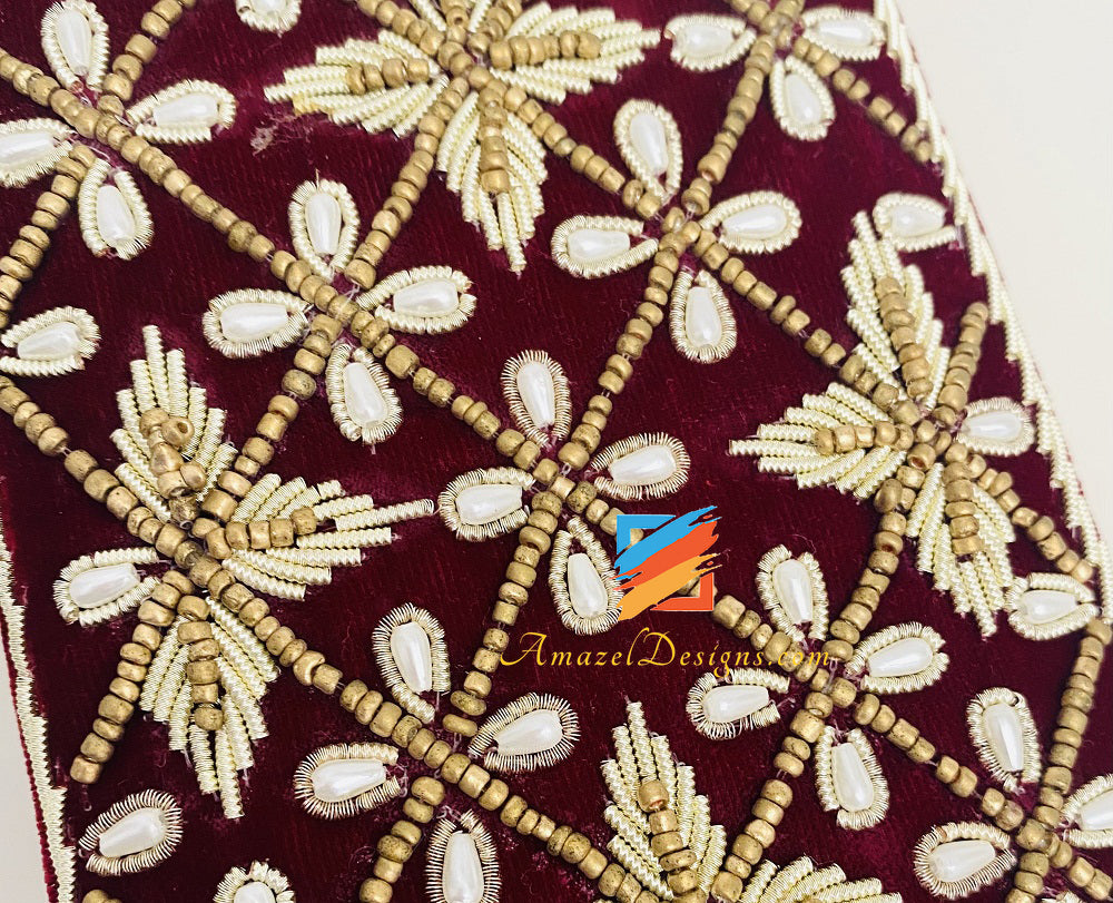 Kastanienbraune Choora-Box mit Handarbeit aus Perlen und Dabka 