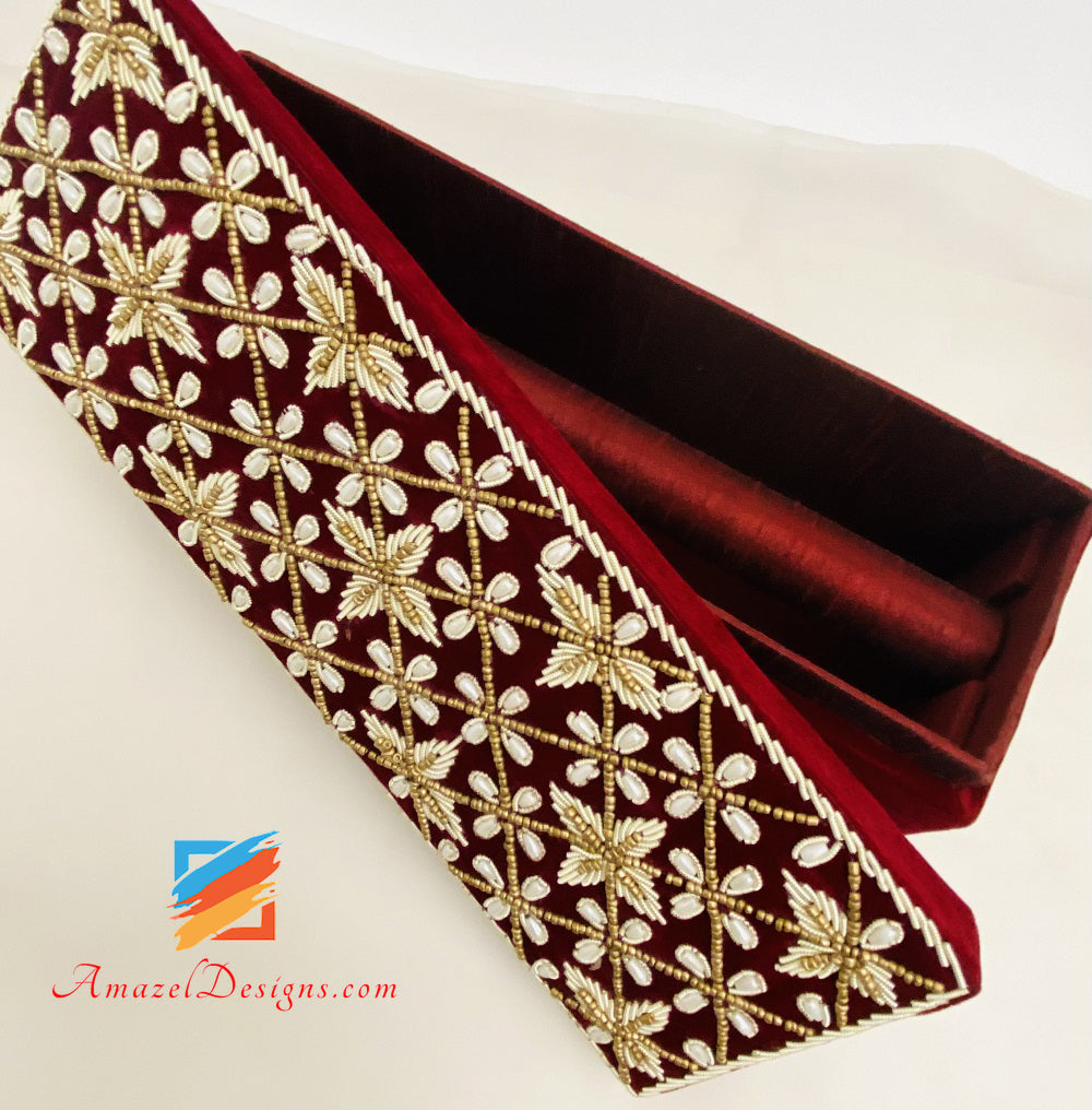 Kastanienbraune Choora-Box mit Handarbeit aus Perlen und Dabka 