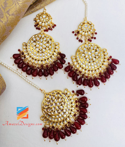 Maroon Goldene Kundan Ohrringe Tikka Set 