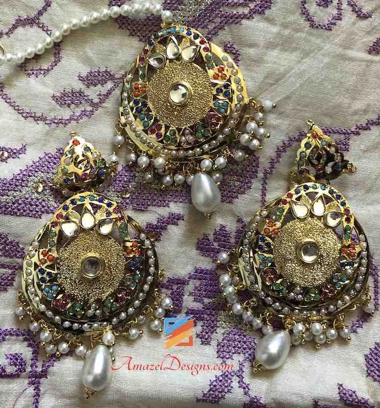 Mehrfarbiger Kundan Jadau mit hängenden weißen Perlen und Perlen