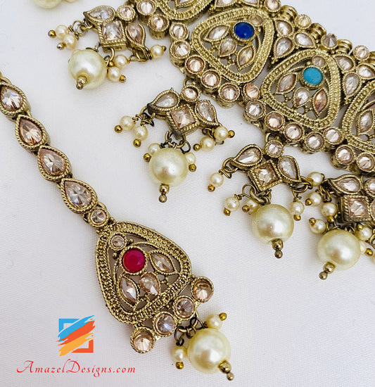 Mehrfarbige matte Antikgold-Halskette, Jhumki-Ohrringe, Tikka-Set mit weißen Perlen 